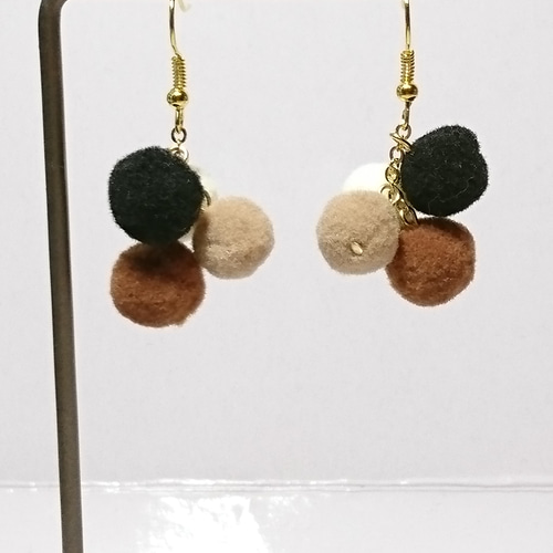 小さなフェルトボールのポンポンピアス(イヤリング) ピアス（フック  