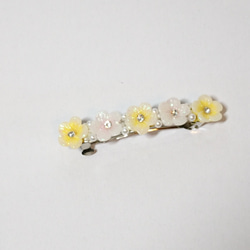 《 バレッタ 》キラキラ✨のお花カボションと小さなパールのバレッタ 3枚目の画像
