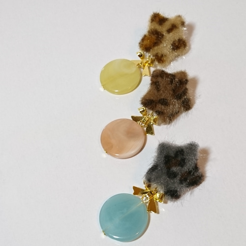 星型ヒョウ柄カボションとカラフルなアクリルビーズのピアス ピアス 