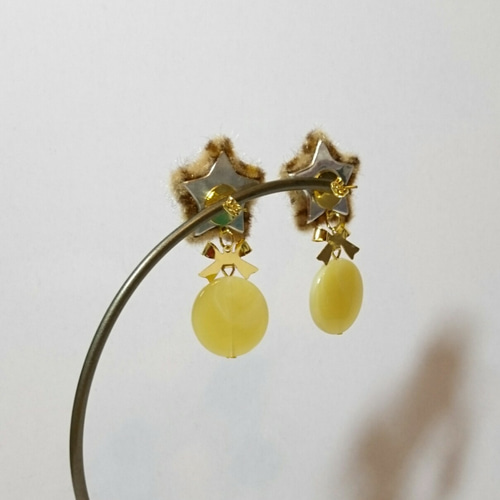 星型ヒョウ柄カボションとカラフルなアクリルビーズのピアス ピアス 