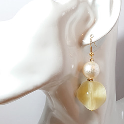 【327】アクリルビーズとコットンパールのピアス／イヤリング 327】アクリルビーズとコットンパールのピアス／イヤリング