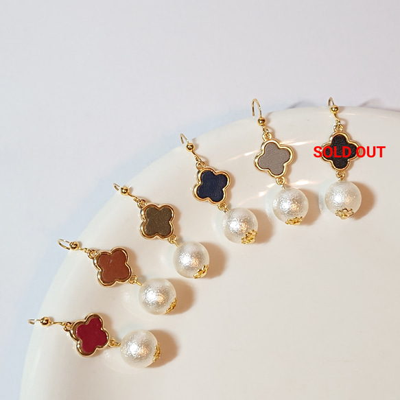 クローバー革貼りパーツとコットンパールのピアス(イヤリング) ピアス 
