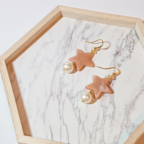 【327】アクリルビーズとコットンパールのピアス／イヤリング 星型アクリルビーズとコットンパールのピアス(イヤリング) ピアス