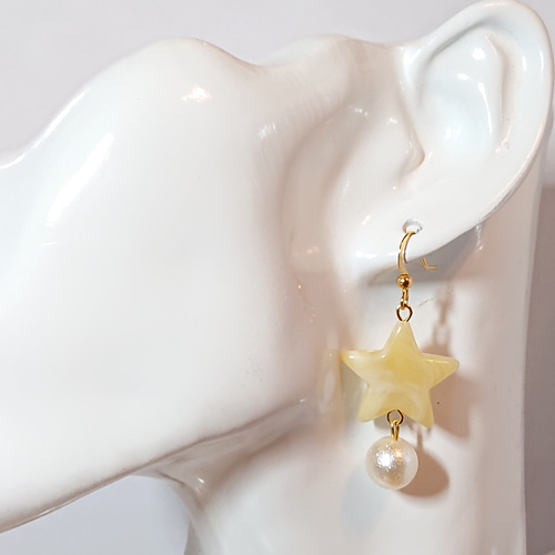 【327】アクリルビーズとコットンパールのピアス／イヤリング 星型アクリルビーズとコットンパールのピアス(イヤリング) ピアス