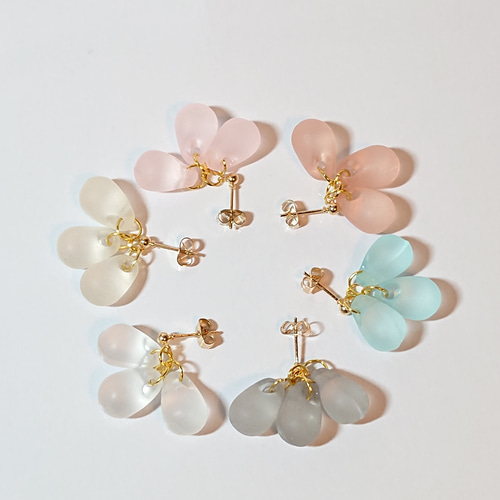 ✨ キュート ✨ 三つの雫型アクリルビーズのピアス(イヤリング) ピアス  