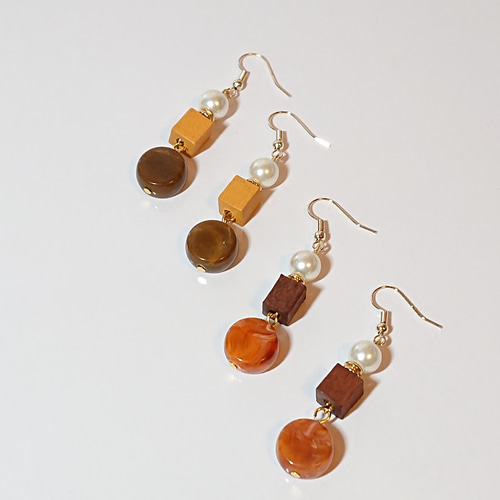 ウッドビーズとフラットラウンド型ビーズのピアス(イヤリング) ピアス  