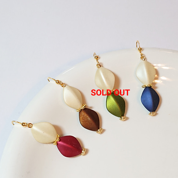 マットカラーの菱形アクリルビーズのピアス(イヤリング) ピアス 