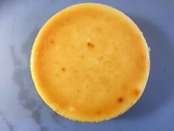 北海道の果樹園直営「りんごの濃厚チーズケーキ」まんまる大きなホールタイプ 1枚目の画像