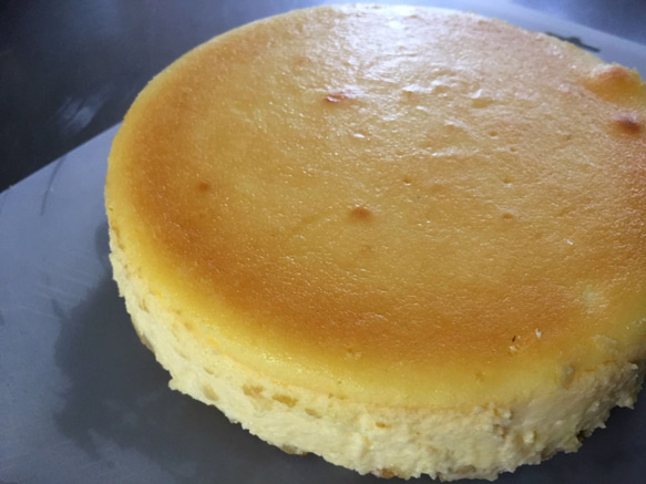 北海道の果樹園直営「りんごの濃厚チーズケーキ」まんまる大きなホールタイプ 2枚目の画像