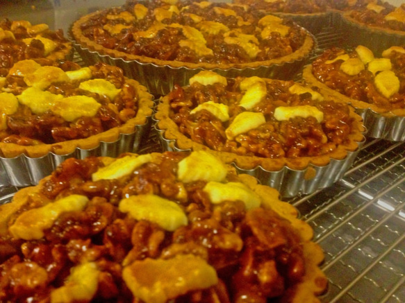 北海道の果樹園直営「季節限定・くるみタルト」10㎝ミニタイプ 1枚目の画像