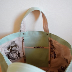 帆布のトートバッグ（クリームグリーン・ねこ） 2枚目の画像