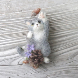 どんぐりで遊ぶハチワレ子猫のブローチ ブローチ ナルカワマナミ 通販