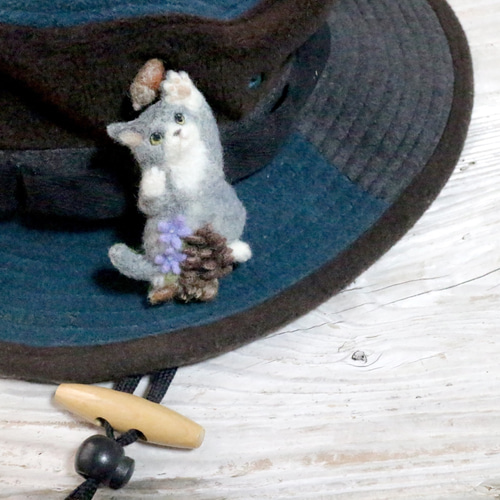 どんぐりで遊ぶハチワレ子猫のブローチ ブローチ ナルカワマナミ 通販