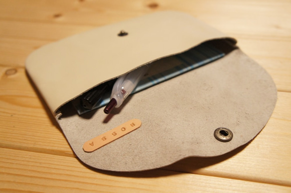 BOSSA N019 本革製スリムなポーチ アイボリー色 薄型 小物入れ マルチケース マルチポーチ 4枚目の画像