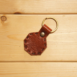手縫い グリーンハンドステッチ入り本革製キーホルダー N049  艶やかなブラウン 牛革 茶色 2枚目の画像