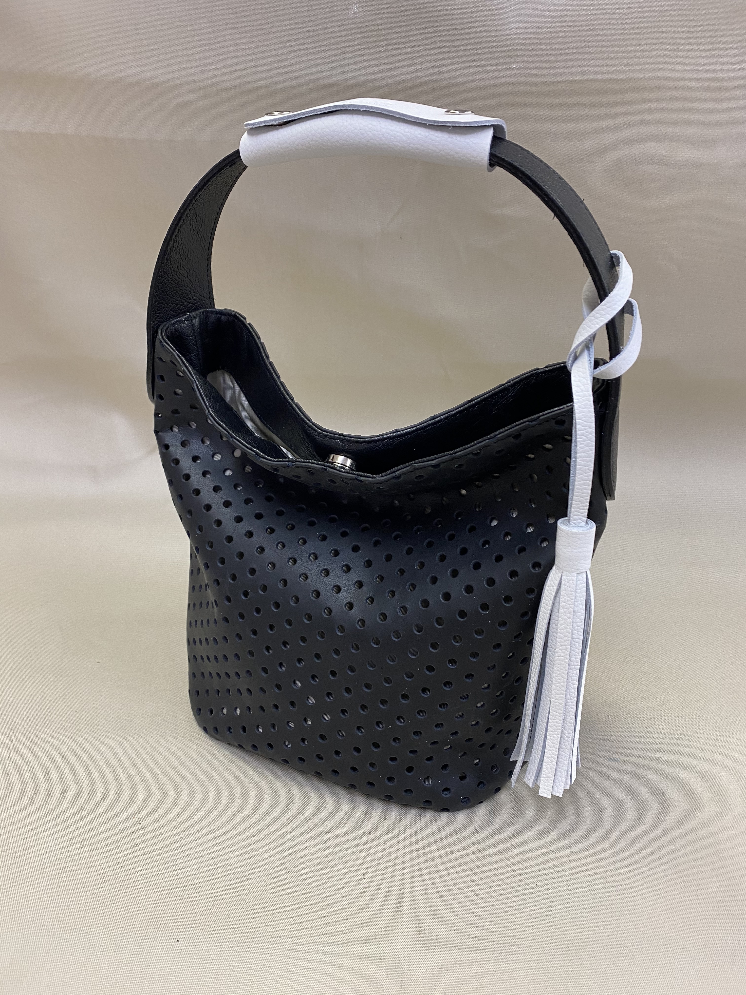 Italianスムースleatherミドルトートバッグ‼️selectハンドルカバー &タッセルチャーム