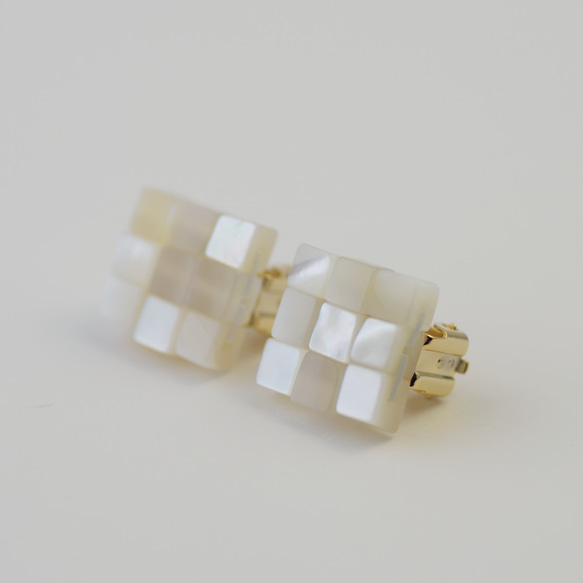 江戸の小袖™シリーズ(白蝶貝・ホワイトシェル)　　しかくイヤリング 2枚目の画像
