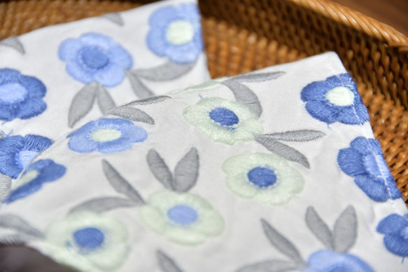 美しい刺繍のインポート生地 ブルーのお花 立体布マスク(ふつう～大きめ) 3枚目の画像