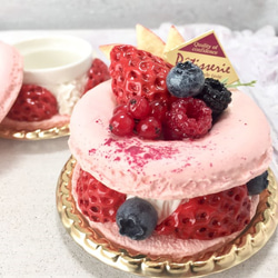 馬卡龍蛋糕小盒粉紅色混合漿果假糖果 第2張的照片