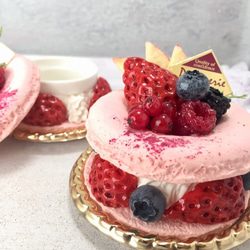 馬卡龍蛋糕小盒粉紅色混合漿果假糖果 第3張的照片