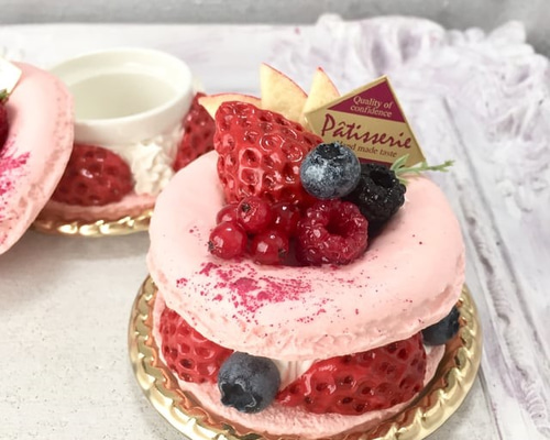 【ミッチー様】フェイクスイーツ❤︎‬ホワイトローズ飾り♡ベリーマカロンリスケーキ ミッチー様】フェイクスイーツ❤︎ホワイトローズ飾り♡ベリー