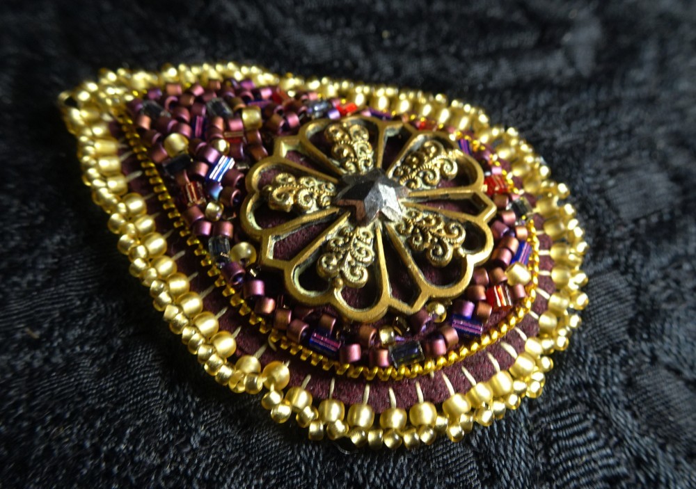 レアなビクトリアンのボタンでペンダントトップ　ボタン2ケ取替え可!!