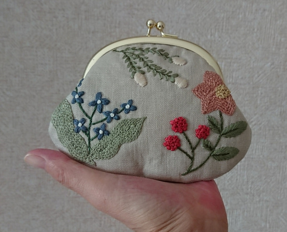 赤い木の実とお花刺繍のがま口ポーチ 3枚目の画像