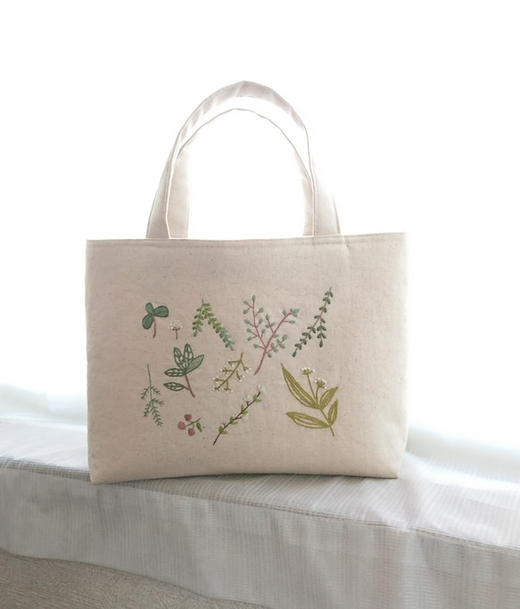 葉っぱ色々刺繍のトートバッグ トートバッグ momo 通販 11756015