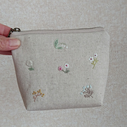 小さなお花刺繍のポーチ 3枚目の画像