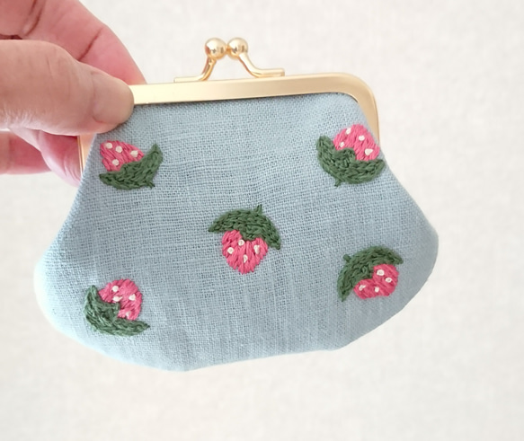 いちご刺繍のがま口 3枚目の画像