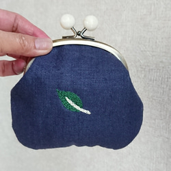 ボタニカル刺繍のがま口ポーチ 2枚目の画像