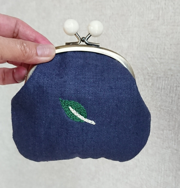 ボタニカル刺繍のがま口ポーチ 2枚目の画像