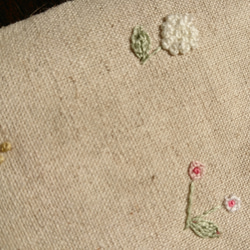 小さなお花刺繍のバネポーチ 3枚目の画像