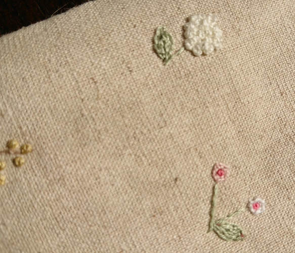 小さなお花刺繍のバネポーチ 3枚目の画像