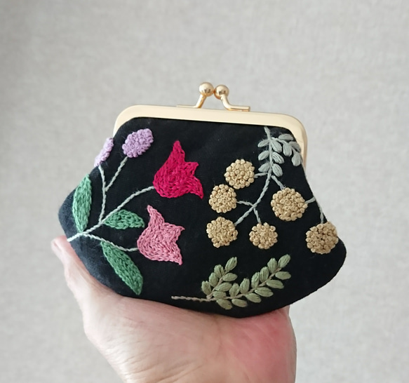 木の実とチューリップ刺繍のがま口 3枚目の画像