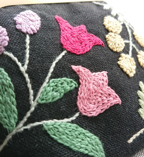 木の実とチューリップ刺繍のがま口 4枚目の画像