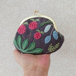 ピンクとブルー木の実の刺繍がま口ポーチ 3枚目の画像