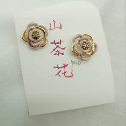 優雅山茶花《樁》earring ~  經典款/有多色設計/可溝通訂製顏色 也很適合當帽飾/領飾 夾式穿式都好看 第1張的照片