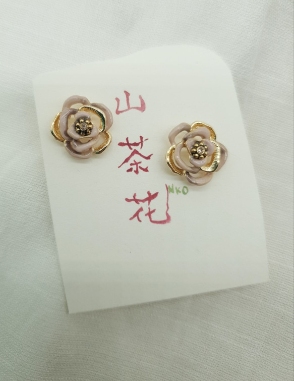 優雅山茶花《樁》earring ~  經典款/有多色設計/可溝通訂製顏色 也很適合當帽飾/領飾 夾式穿式都好看 第1張的照片