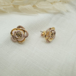 優雅山茶花《樁》earring ~  經典款/有多色設計/可溝通訂製顏色 也很適合當帽飾/領飾 夾式穿式都好看 第2張的照片