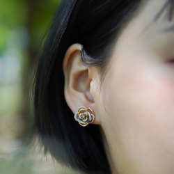 優雅山茶花《樁》earring ~  經典款/有多色設計/可溝通訂製顏色 也很適合當帽飾/領飾 夾式穿式都好看 第3張的照片