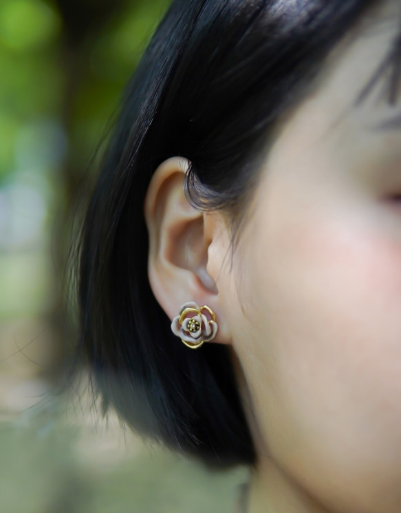 優雅山茶花《樁》earring ~  經典款/有多色設計/可溝通訂製顏色 也很適合當帽飾/領飾 夾式穿式都好看 第3張的照片