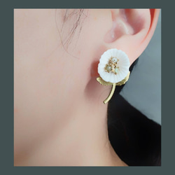 白 古董琉璃花earring ~可改製夾式耳環 第2張的照片