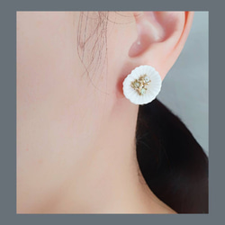 白 古董琉璃花earring ~可改製夾式耳環 第6張的照片