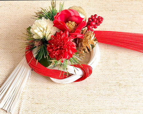 しめ縄リース　赤椿　白小薔薇　金扇　水引 紅白/水引リース/正月飾り/ピンポンマム/牡丹/椿/玄関飾り/水引/しめ縄