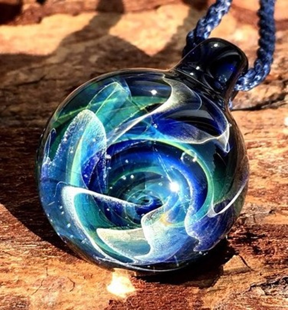ハンドメイド 渦巻き模様 ガラスペンダント ガラス渦巻き模様ペンダントネックレス