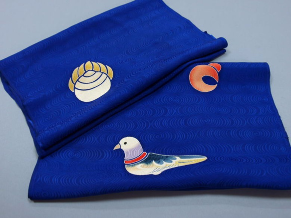 波と鳥の装飾が施された木製衣桁「昭和レトロ」 昭和レトロ》 鳩とはまぐり柄のシルククロス2枚セット s1530 生地 くら