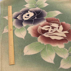 《Antique》薔薇柄の縮緬布　正絹	s2102　※変色あり※ 3枚目の画像