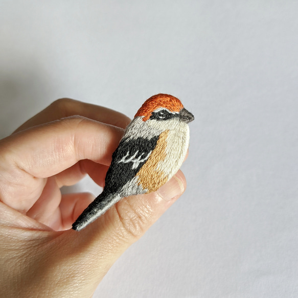モズの刺繍ブローチ（オレンジ）　鳥 3枚目の画像