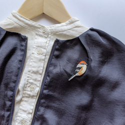 モズの刺繍ブローチ（オレンジ）　鳥 4枚目の画像